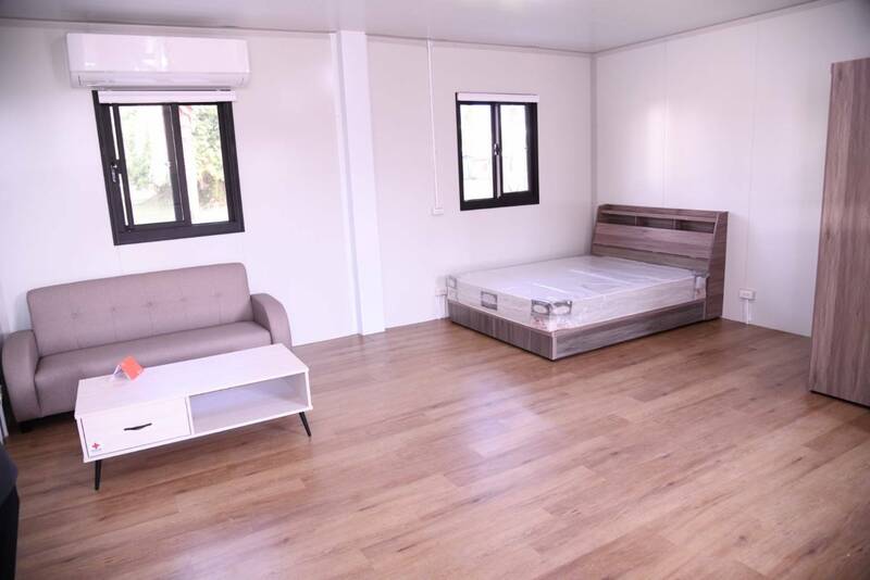 0403強震災後逾1年，由紅十字會捐贈的組合屋8日落成，每房配有碼家具跟家電，共分為單房型、雙房
型，將開放災民選屋，預計12月入住。（花蓮縣府提供）
