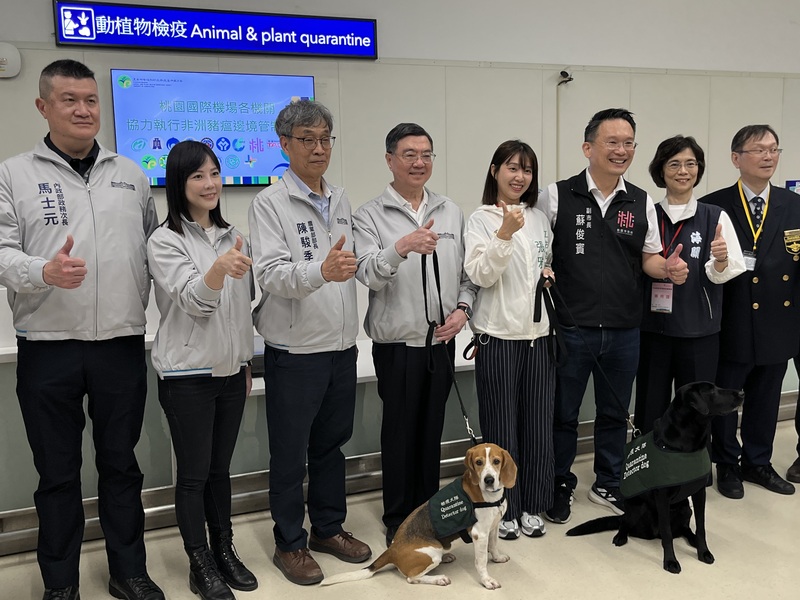 行政院長卓榮泰（左4）8日至桃園國際機場視察非洲豬瘟邊境檢疫措施時，要求未來在邊境防疫上檢疫犬要安全的上場。
