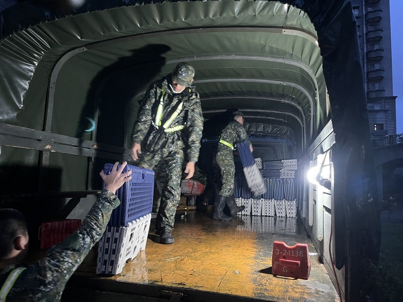 颱風鳳凰逼近，受花蓮馬太鞍溪堰塞湖影響的光復、
萬榮、鳳林3鄉鎮啟動強制撤離；慈濟基金會10日下
午備妥200床福慧床，由國軍派軍車載往光復，做為
民眾撤離安置的設備。
（慈濟基金會提供）
