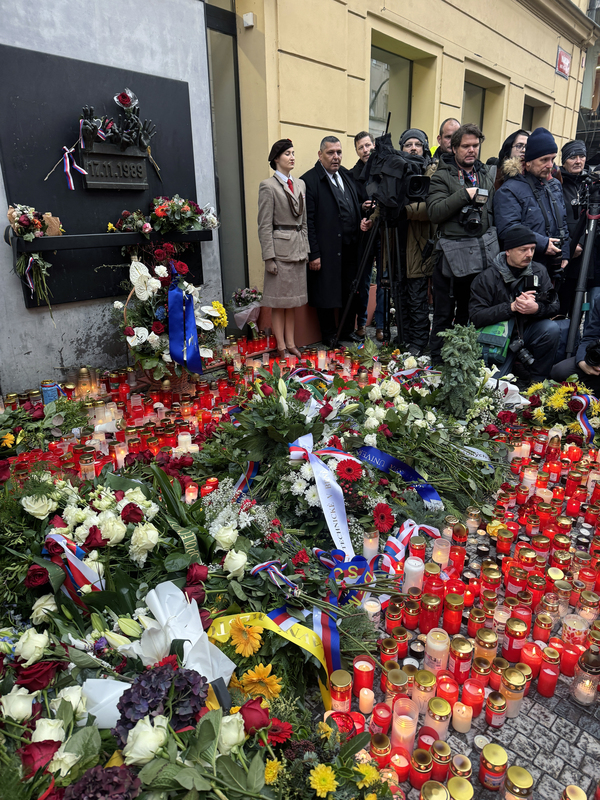 捷克首都布拉格17日舉行一系列講座、展覽與音樂活動，追思1989年推翻共產政權的「絲絨革命」（Velvet Revolution），並悼念1939年納粹占領時期遭受迫害的學生。「絲絨革命紀念碑」前擺滿鮮花與蠟燭。
