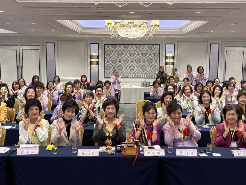 世界華人工商婦女企管協會日本分會23日在東京舉辦會長交接典禮，台日政商界貴賓雲集。前排左起為總會副總會長鄭美滿、前日本參議員山東昭子、世華總會長林淑敏、日本分會第11屆會長尹世玲、第12屆會長蕭悧悧、世華總會監事長俞秀霞。