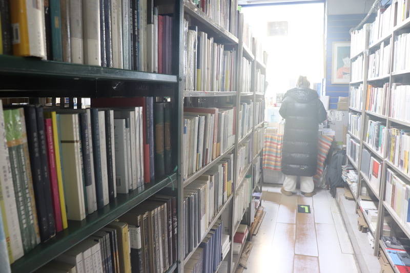 許多讀者聽聞豆瓣書店將閉店，把握最後時間前來逛書與挑書。圖為民眾挑書。