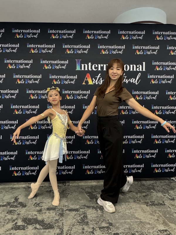 國際藝術節舞蹈競賽26日在新加坡登場，台灣舞者邱馨樂（左）受邀參加總決賽，舞蹈老師王幸華（右）分享，希望更多台灣舞者走向國際舞台、增加視野。