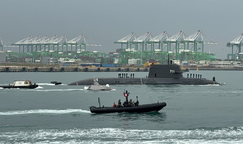 國造潛艦海鯤號27日再度駛出高雄港外，進行第4次海上測試（SAT）。