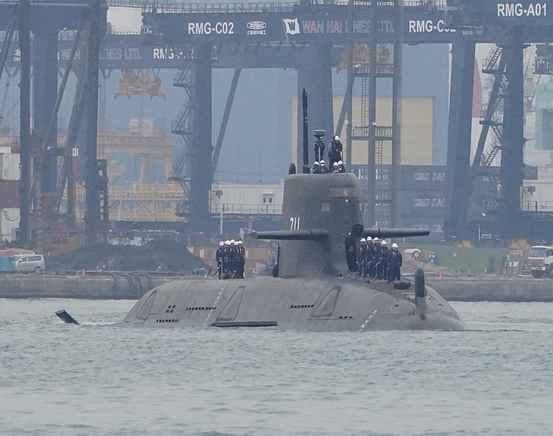 國造潛艦海鯤號27日上午在高雄港外進行第4次海上測試（SAT），甲板上有數名技術人員及官兵。