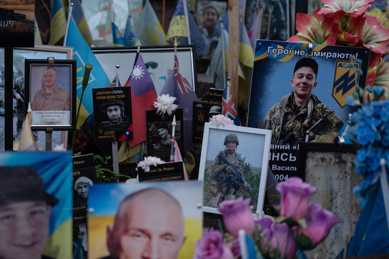 俄烏和平方案再度成為國際焦點，但基輔民眾對和談普遍不抱期待。圖為基輔獨立廣場附近，放置了台灣志願兵曾聖光與吳忠達的悼念照。