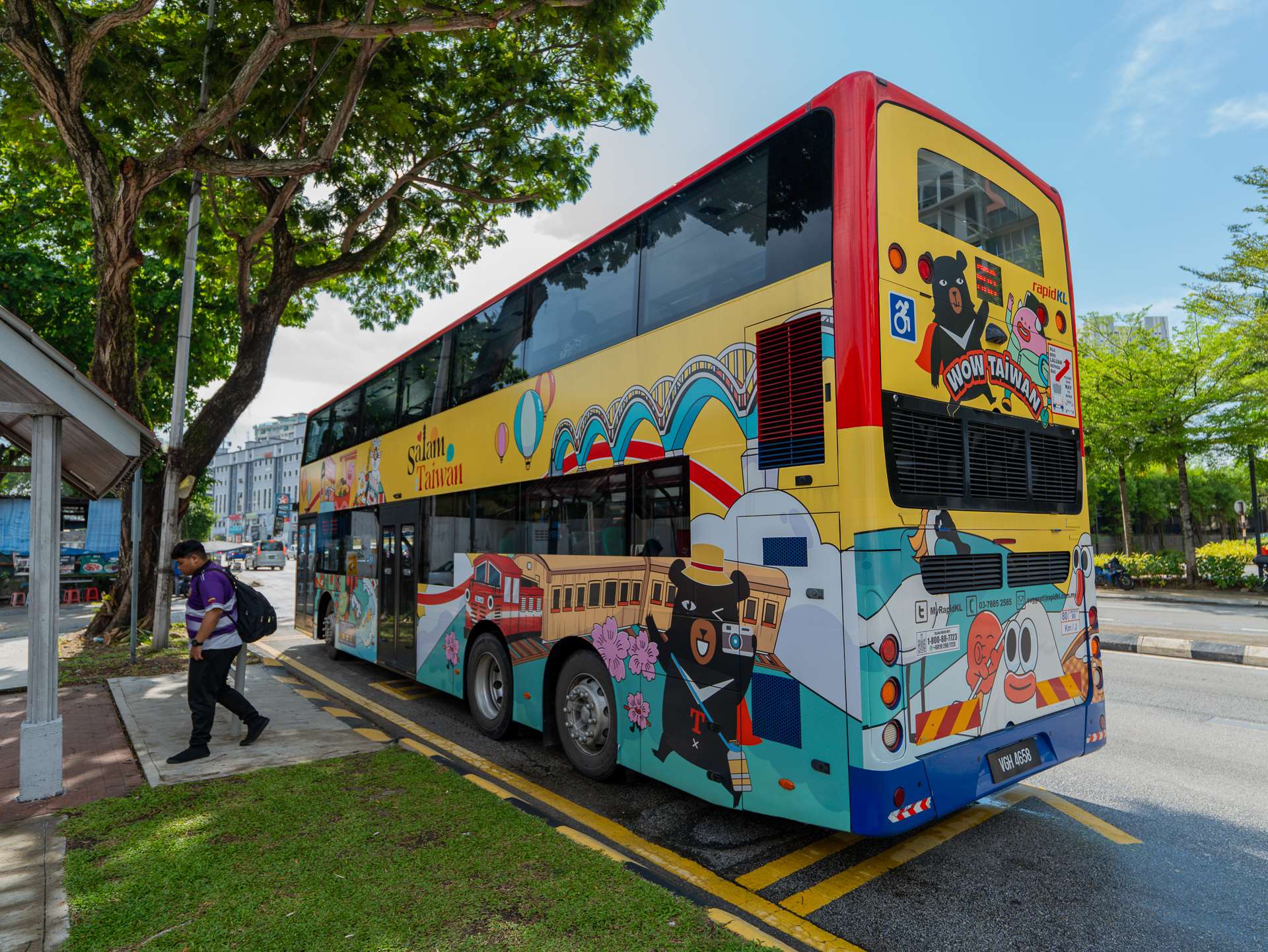 車身以 WOW Taiwan 主題彩貼呈現雲霧繚繞的阿里山、溫潤療癒的北投溫泉,以及珍珠奶
茶、牛肉麵、鳳梨酥等經典美食,彷彿將一隅台灣風景直接搬到大馬街頭。(張欣薇攝影)