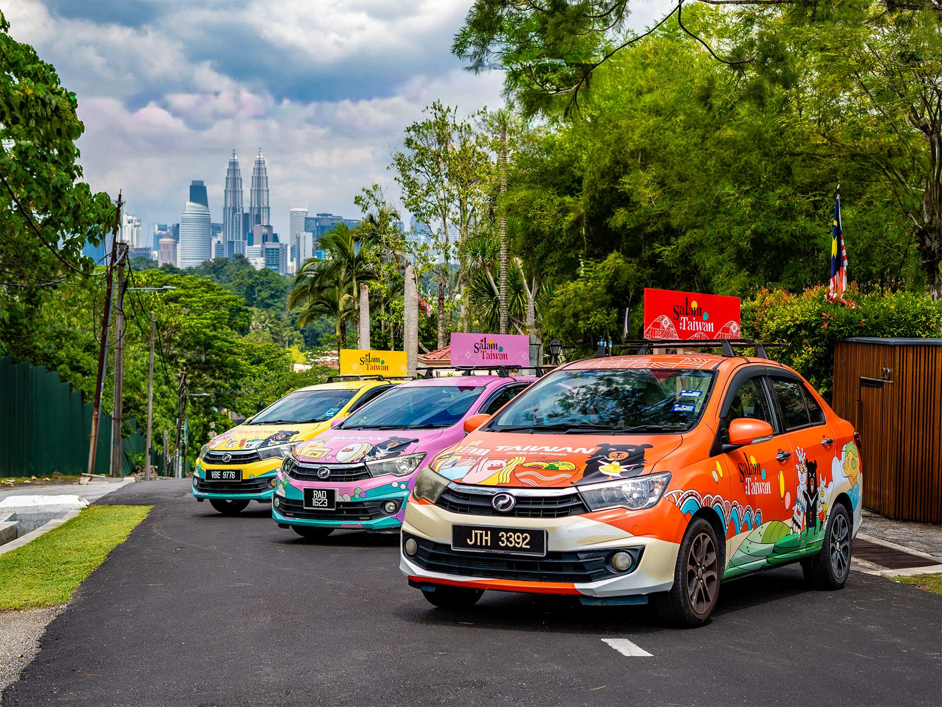 只要在街頭巧遇這台主題車並拍下畫面,就有機會把台灣來回機票與多項超值獎品帶回家。
(張欣薇攝影)