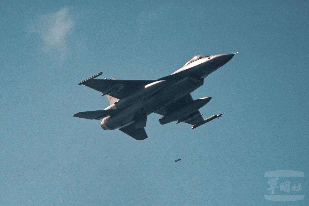 空軍「114年戰術總驗收」於10月27日至10月31日舉行。圖為F-16V戰機投擲25磅訓練彈。
