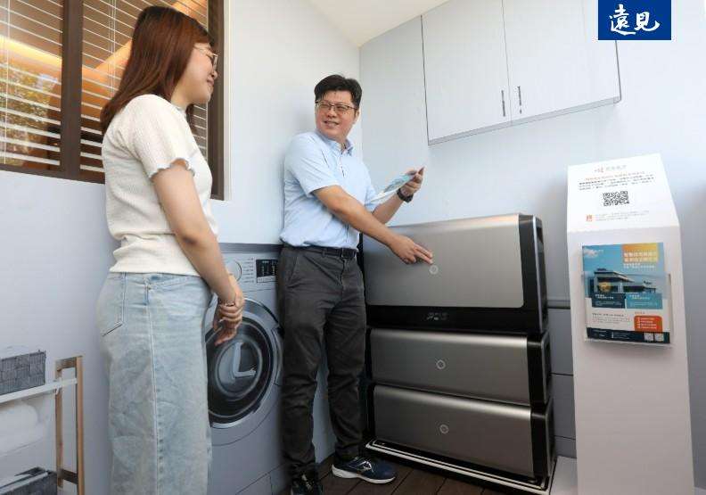 在家裡的陽台放一台儲能設備，停電可以維持供電，還能節省電費，愈來愈多建案列為新賣點。(遠見雜誌提供，張智傑攝)