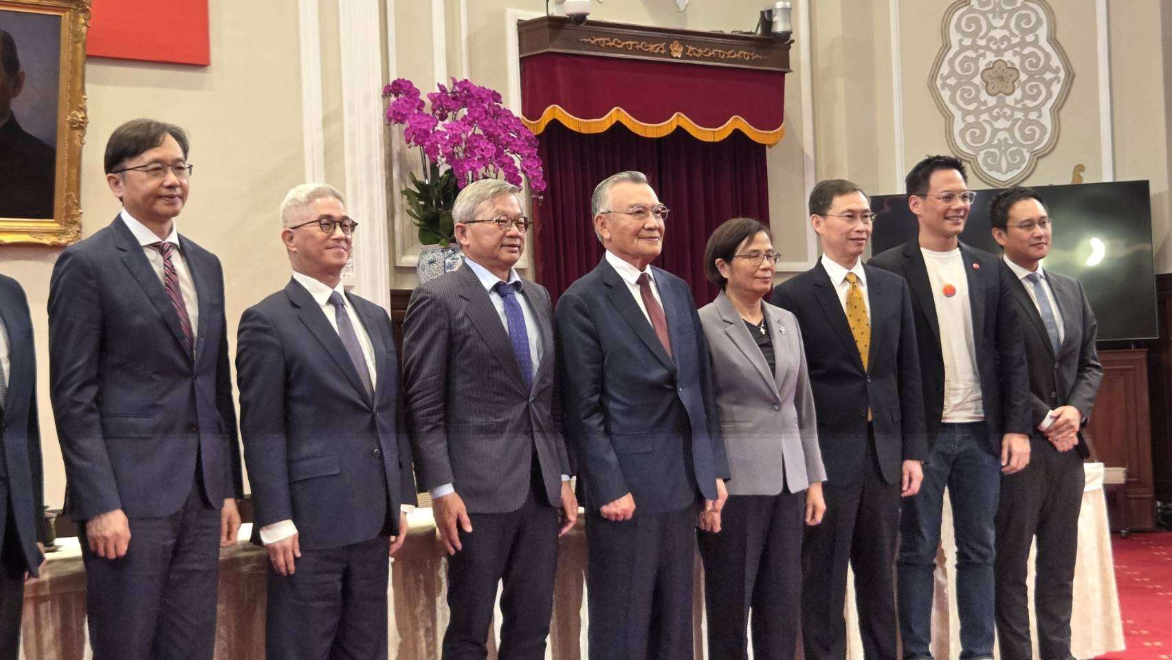 總統府今天舉行「2025亞太經濟合作經濟領袖會議代表團」返國記者會，台灣領袖代表林信義偕同代表團向國人說明此次與會成果 （劉玉秋攝）