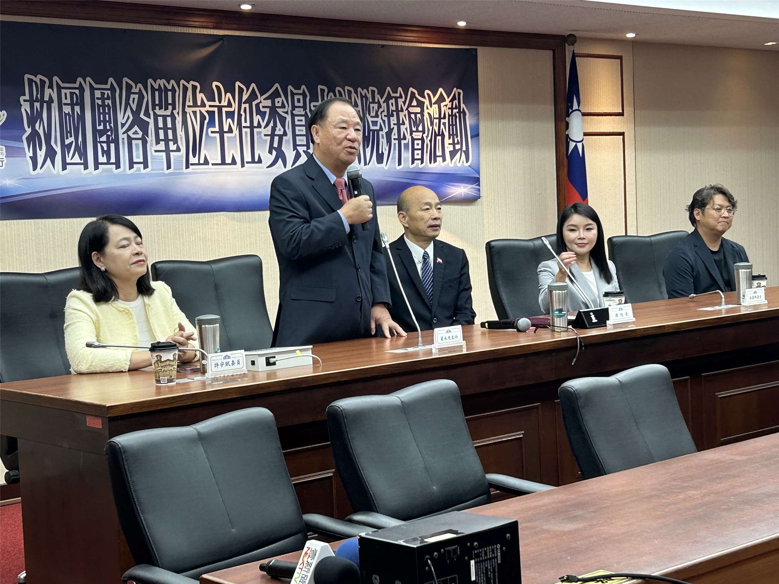 救國團主任葛永光(左2)今天(6日)拜會立法院長韓國瑜。(趙婉淳 攝)