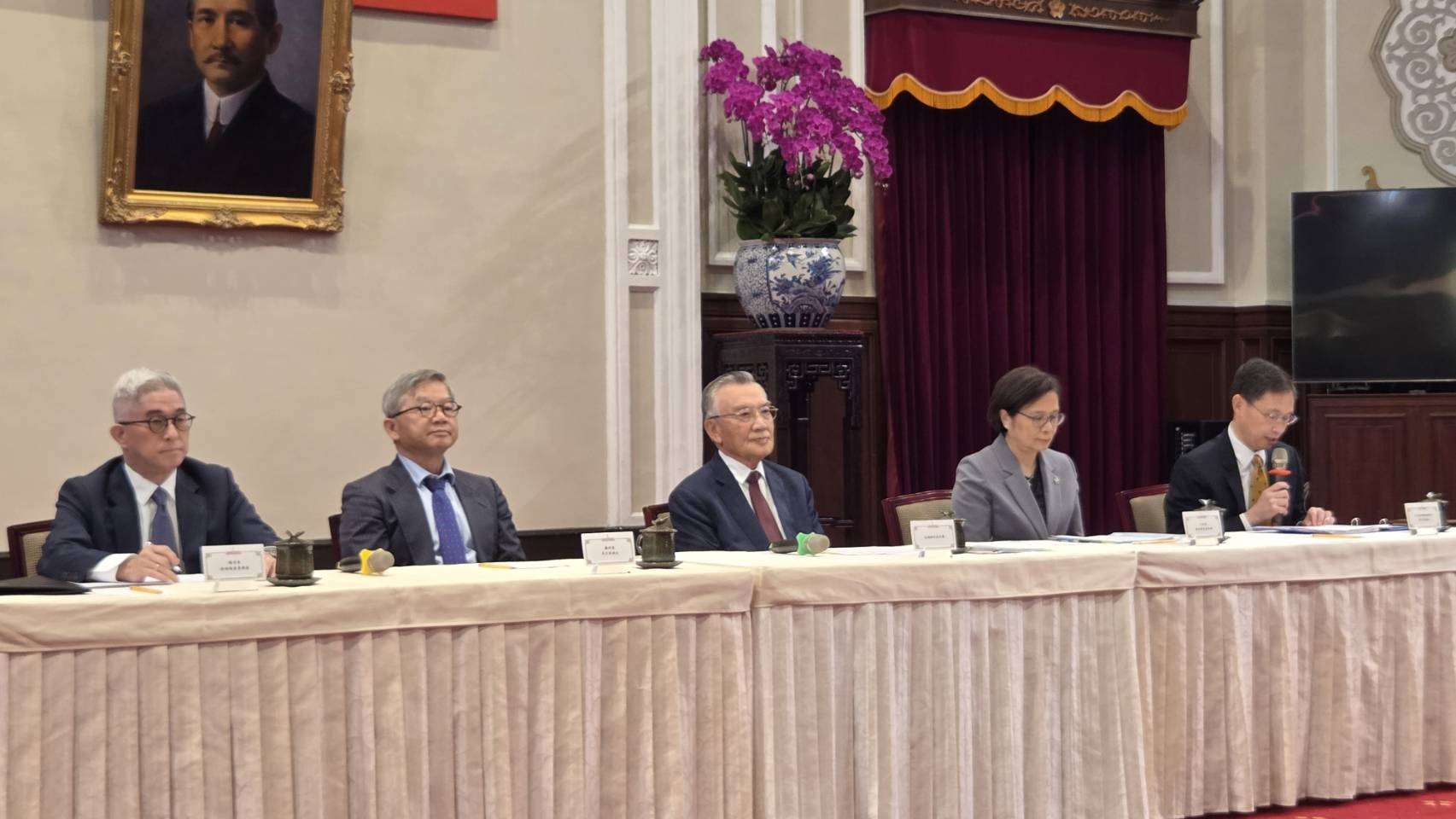 總統府今天舉行「2025亞太經濟合作經濟領袖會議代表團」返國記者會，台灣領袖代表林信義偕同代表團向國人說明此次與會成果 （劉玉秋攝）