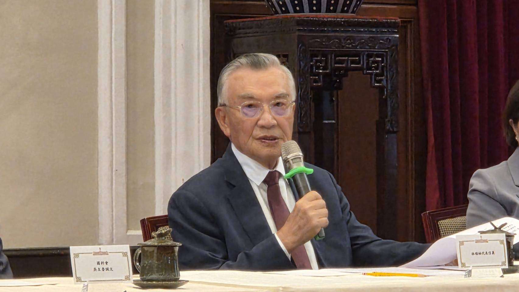 總統府今天舉行「2025亞太經濟合作經濟領袖會議代表團」返國記者會，台灣領袖代表林信義偕同代表團向國人說明此次與會成果 （劉玉秋攝）