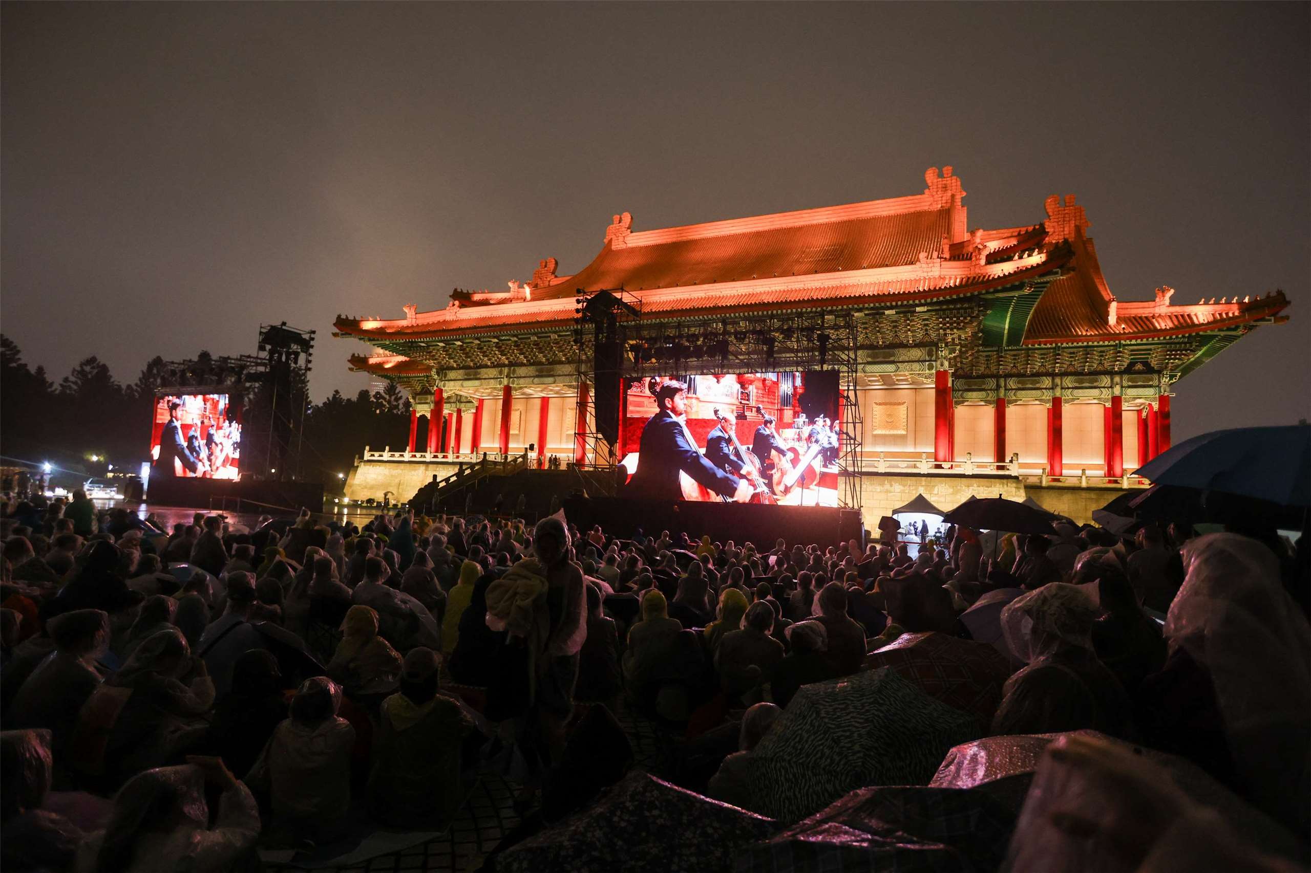 近萬樂迷冒雨聆聽柏林愛樂兩廳院戶外轉播。(牛耳藝術提供)