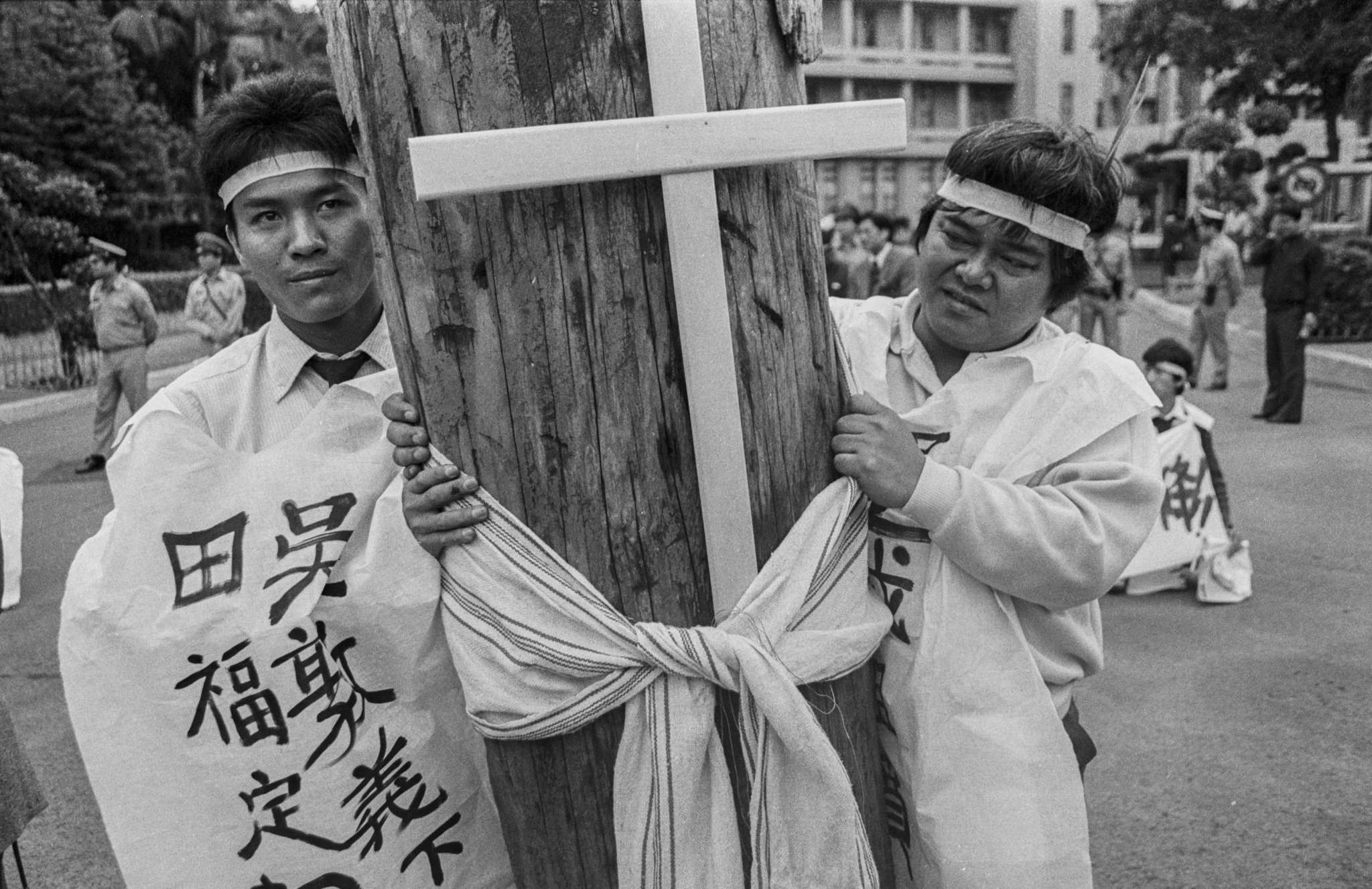 「東埔挖墳」事件成為黃子明關注原住民園藝問題的起點。圖為1987年4月3日南投信義鄉東埔布農族與原民團體抗議挖祖墳事件。(黃子明提供)