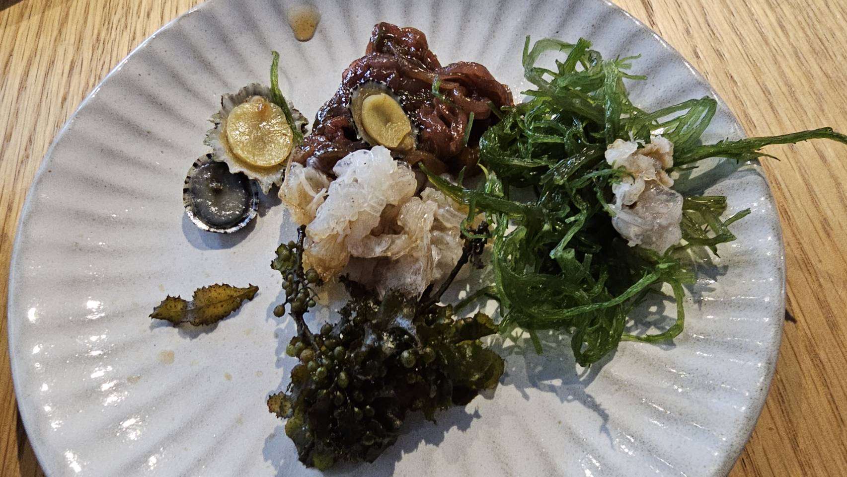 台東成功鎮海女採集的海藻及貝類