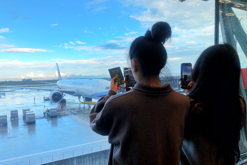 TD
桃機3航廈北登機廊廳試營運（3）
桃園國際機場第3航廈北登機廊廳1日試營運，機場公
司表示，試營運首日安排中華CI130、長榮BR116及星
宇JX741共3家國籍航空約968名旅客，飛往日本札幌
及泰國曼谷，候機旅客利用等待時間在大片玻璃帷幕
前拍照。
中央社記者吳睿騏桃園機場攝　114年12月1日
