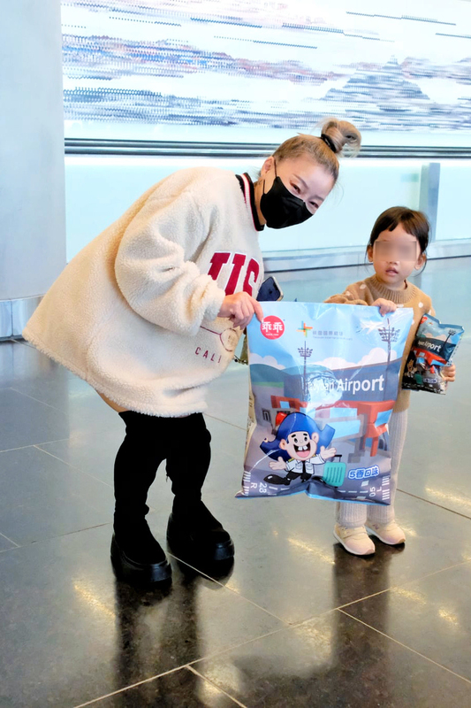 TD
桃機3航廈北廊廳試營運　機場公司送限定版乖乖
桃園國際機場第3航廈北登機廊廳1日試營運，機場公
司訂製「北登啟用限定款乖乖」在試營運首日送給旅
客，包裝上印有「Taoyuan Airport」字樣及北登機廊
廳外觀，Q版乖乖穿著機師制服迎接旅客，許多旅客
紛紛拿著大型乖乖合影。
中央社記者吳睿騏桃園機場攝　114年12月1日
