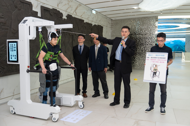 國科會3日舉辦研究成果記者會，國立中興大學優聘副教授李聯旺、國立陽明交通大學教授柯立偉及高雄醫學大學教授陳嘉炘組成跨領域團隊，打造「AI隨動步行復健機器人」，透過腦波訊號主動驅動外骨骼，實現「意念控制行走」。
（國科會提供）