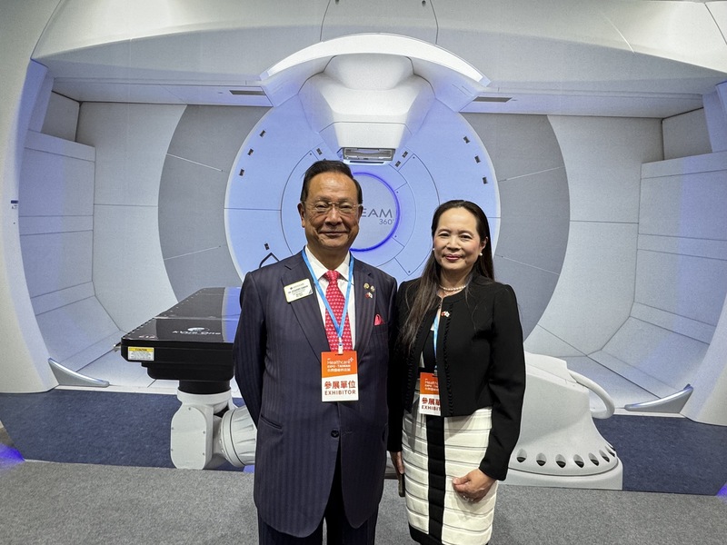 2025台灣醫療科技展4日在台北盛大開展，日本中部國際醫療中心理事長山田實紘（左）親自率團來台參與，以實際行動力挺台灣，背後更藏著對妻子（右）家鄉的熱愛。