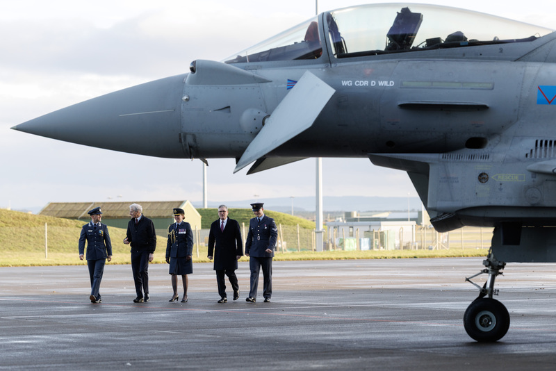挪威總理斯托爾（左2）4日訪問英國，期間與英國首相施凱爾（右2）一同訪視位於蘇格蘭東北方的羅斯茅斯空軍基地，慰問兩國部隊。（英國首相府提供）
