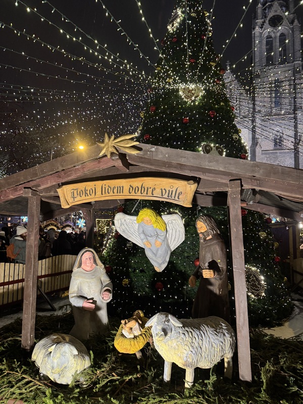 在捷克耶誕傳統中，捷克人相信在平安夜悄悄將禮物放在耶誕樹下的，並非是廣為人知的耶誕老人，而是「小耶穌」，因此許多孩子會把耶誕心願寄給祂。圖為布拉格耶誕市集中小耶穌誕生場景的裝飾設計。