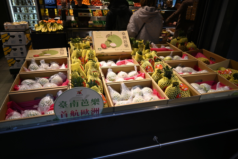 台南市長黃偉哲率團到荷蘭拓銷，並在阿姆斯特丹舉行台南芭樂首賣會，吸引許多旅居荷蘭的台灣民眾購買。