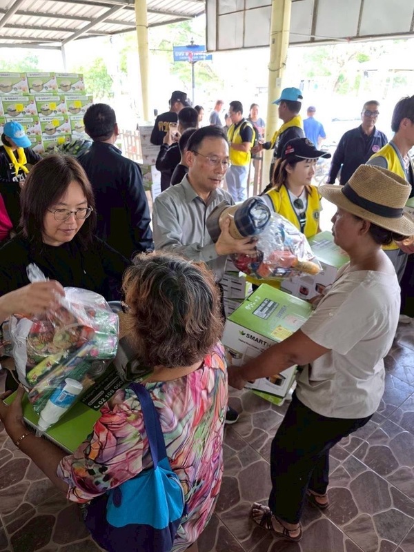 為關心及慰問泰國南部洪災受災台商及僑民，駐泰代表藍夏禮6日親自赴重災區合艾，並協助搬運物資。
（駐泰代表處提供提供）