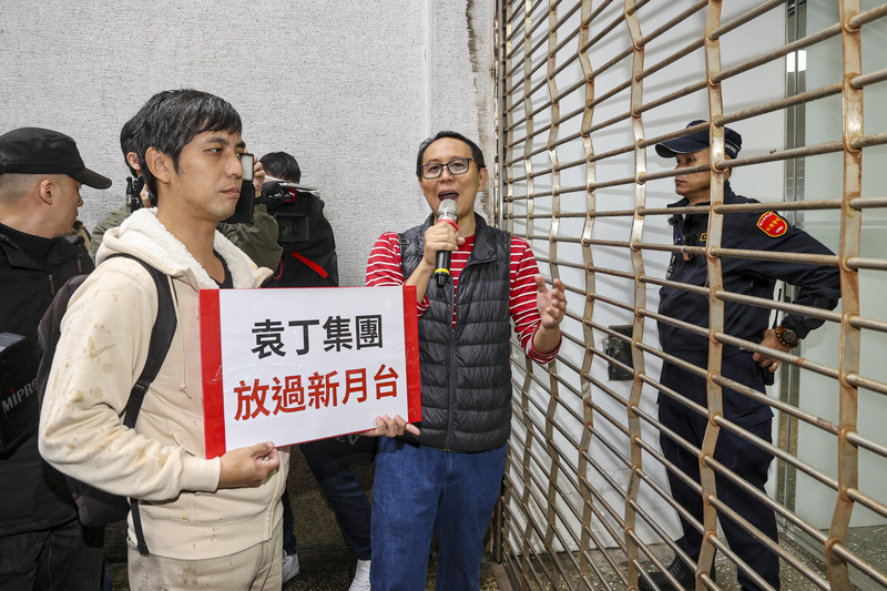 高教工會與多位台大學生13日上午在台大行政大樓前舉行「霸凌首謀 退出台大新月台」記者會，要求校長陳文章出面處理台大紀念品辦公室「新月台」勞資爭議案，台大校方拉下行政大樓鐵捲門，學生在外喊口號表達訴求。(中央社)