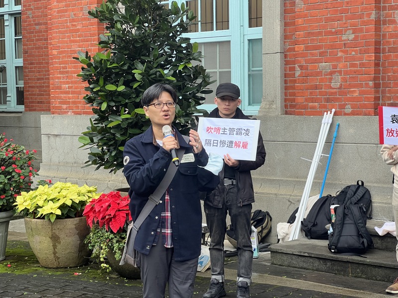 台大13日舉辦校長陳文章續任投票，高教工會與學生社團代表到現場抗爭，呼籲校方正視「新月台」的職場不法侵害事件。前「新月台」營運長蔡梨敏(中)表示，校方一直拒絕溝通和改善。(中央社)