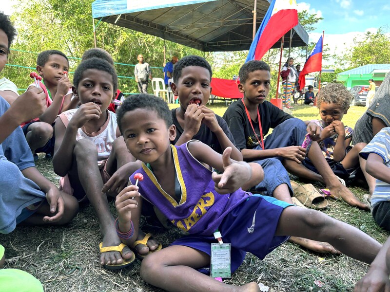 耶誕節將屆，旅菲台商企業KOTEN公司成立的慈善基金會，14日遠赴呂宋島中部山區賑濟原住民。圖為當地艾沓族兒童開心享用台商贈送的棒棒糖。