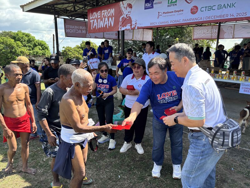 耶誕節將屆，旅菲台商企業KOTEN公司成立的慈善基金會，14日遠赴呂宋島中部山區賑濟原住民。圖為僑務諮詢委員丁金煌（前右2）分發耶誕節紅包。
