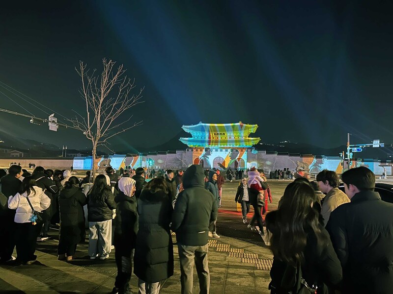 2025首爾冬季慶典12日正式開幕，光化門前利用投影的華麗燈光秀吸引行人駐足。