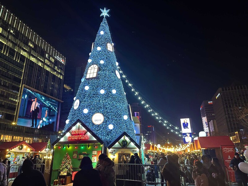 2025首爾冬季慶典12日正式開幕，光化門廣場設置耶誕市集，週末擠滿人潮。