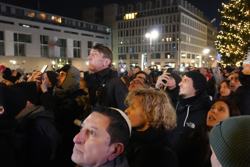 柏林布蘭登堡光明節點燈儀式有超過20年歷史，燭台高達10公尺，民眾仰頭望向第一道正被點燃的「光明燈」。
