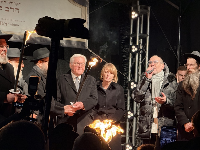 德國總統史坦麥爾（右4）攜太太出席柏林的猶太光明節點燈儀式，與猶太拉比共同點燃燭火，表達對猶太社群的支持。