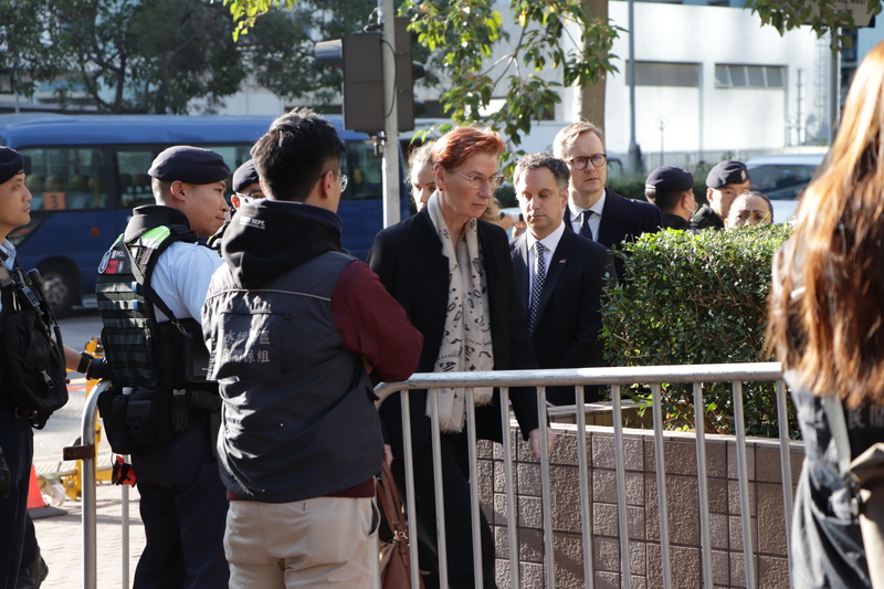 PM
外國駐港領事旁聽黎智英國安法案
香港壹傳媒集團創辦人黎智英觸犯國安法的案件15日
宣判，有來自西方的駐港領事（如圖）進入法庭旁
聽。
中央社記者張謙香港攝　114年12月15日
