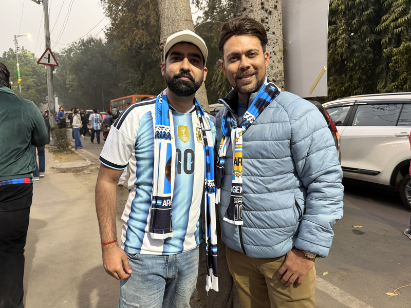 阿根廷足球巨星梅西稍早在加爾各答「快閃」，讓當地球迷氣炸，15日參加德里場活動的粉絲（如圖）表示，梅西是名偉大的球員，即便停留的時間短，「我們仍敬重他」。
