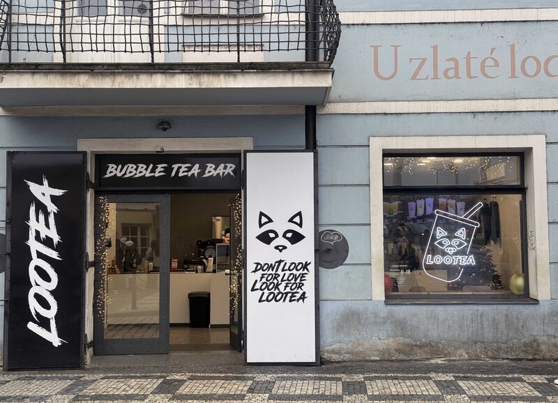 位在捷克首都布拉格小城區的手搖飲店Lootea，主打珍珠奶茶系列，自2021年創立，堅持用台灣的原物料製作珍奶。
