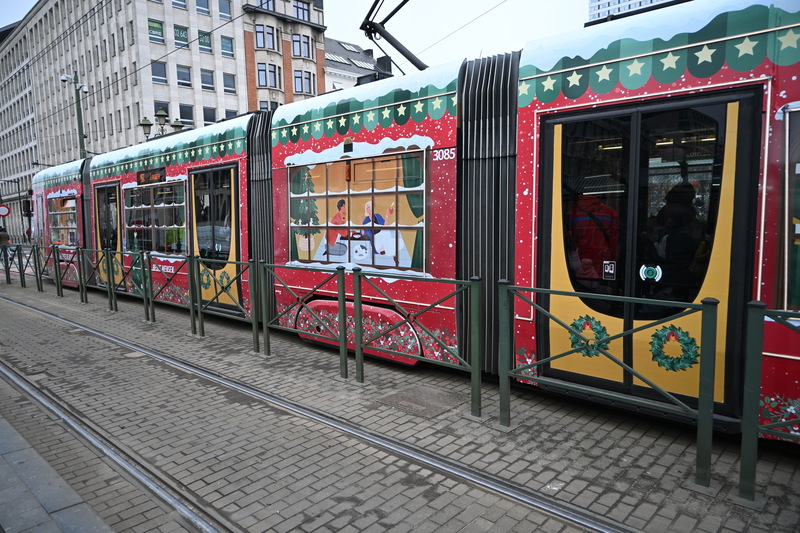 耶誕主題彩繪路面電車行駛在布魯塞爾的街道上，讓節日氛圍大大提升。
