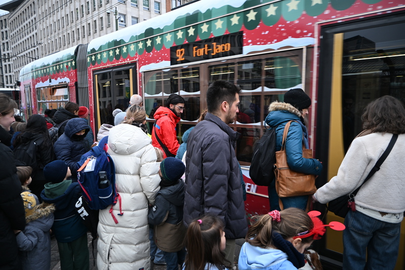 布魯塞爾耶誕列車的話題滿滿，不少父母精心替孩子裝扮，讓他們穿戴滿滿的耶誕元素搭上這班列車。
