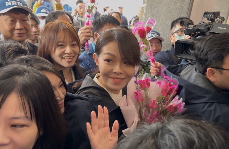 因案停職約1年多的新竹市長高虹安（中），18日回到新竹市政府上班，在支持者簇擁下進入市府。