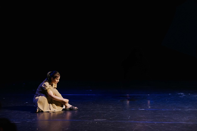 新住民演員陳秋柳熱愛表演藝術，除電影、電視外，也有許多舞台劇表演經驗。圖為陳秋柳在南洋姊妹劇團「渡海·度老」中的演出。
（陳秋柳提供）
