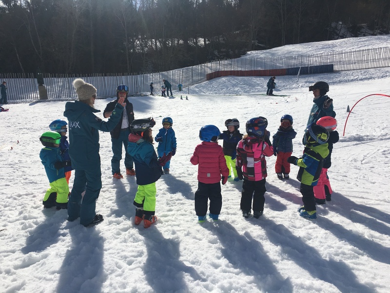 冬季運動是瑞士觀光的重要收入，全世界的滑雪客飛往瑞士滑雪。為孩童開辦的滑雪課也是收入的重要來源，除德法義之外，還有英語滑雪課。(中央社)
