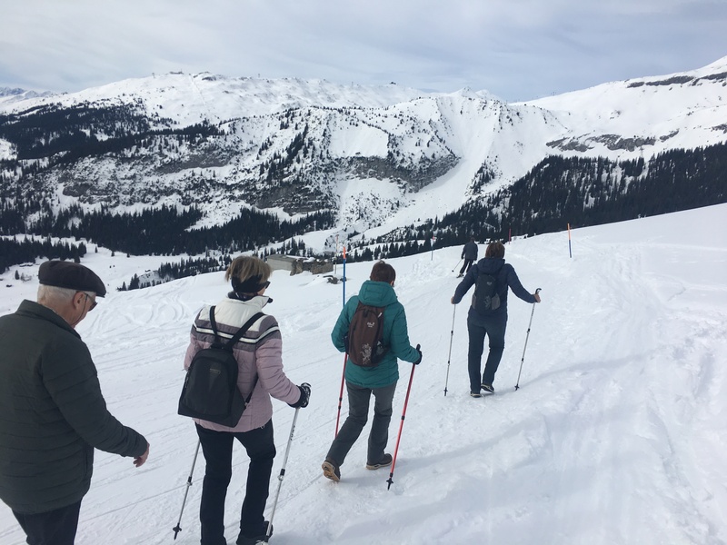 越冷越要動是瑞士生活方式，除了滑雪之外，雪地健行也是很受歡迎的冬季活動，結伴而行的健行者是雪山上常見的景致。