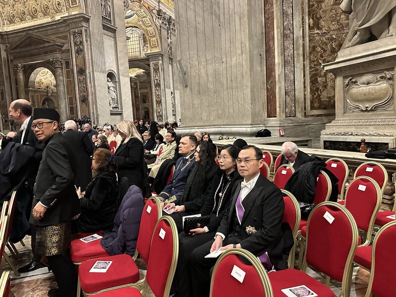 駐教廷大使賀忠義夫婦（中）24日出席教宗良十四世主持的耶誕子夜彌撒。
（駐教廷大使館提供）

