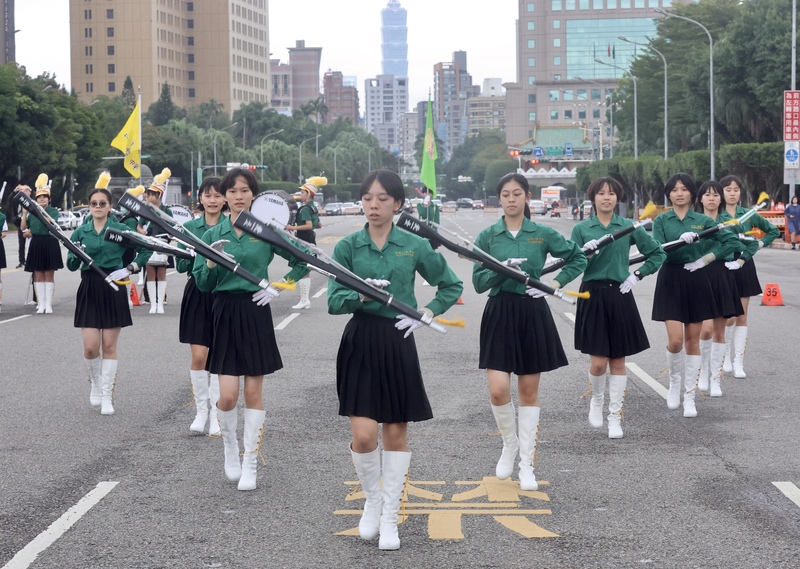 DD
北一女樂儀旗隊為元旦府前升旗典禮彩排（1）
民國115年元旦總統府升旗典禮總彩排30日下午在總
統府前凱達格蘭大道舉行，將擔綱首發表演隊伍的北
一女中樂儀旗隊認真投入彩排。
中央社記者張皓安攝　114年12月30日
