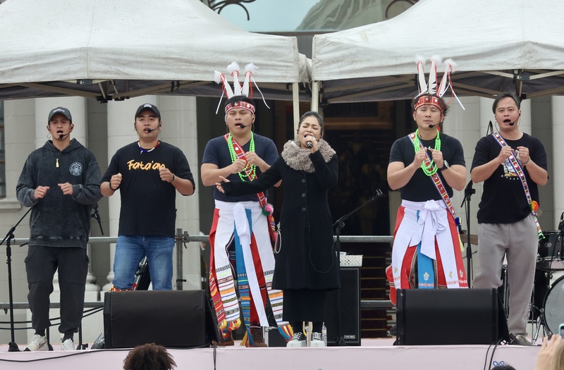 PD
元旦總統府升旗典禮總彩排（2）
「中華民國115年元旦總統府升旗典禮」30日在總統
府前凱達格蘭大道進行總彩排，歌手阿洛．卡力亭．
巴奇辣（Ado. Kaliting. Pacidal）（右3）吟唱阿美族母
語創作，並與族人獻唱古調，希望用歌聲的力量祝福
部落。
中央社記者張皓安攝　114年12月30日
