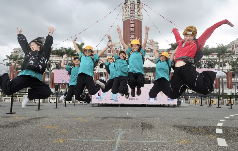 DD
國中小舞者投入元旦總統府升旗彩排（1）
民國115年元旦總統府升旗典禮總彩排30日下午登
場，由SoulMan舞團與國中小舞者合作演出的「國民
健康操尬嘻哈」也進行彩排，展現青春熱鬧氣氛。
中央社記者張皓安攝　114年12月30日
